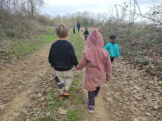 Vamos de paseo por el pueblo y hacemos salidas