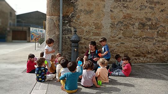 Anem de passeig pel poble i fem excursions