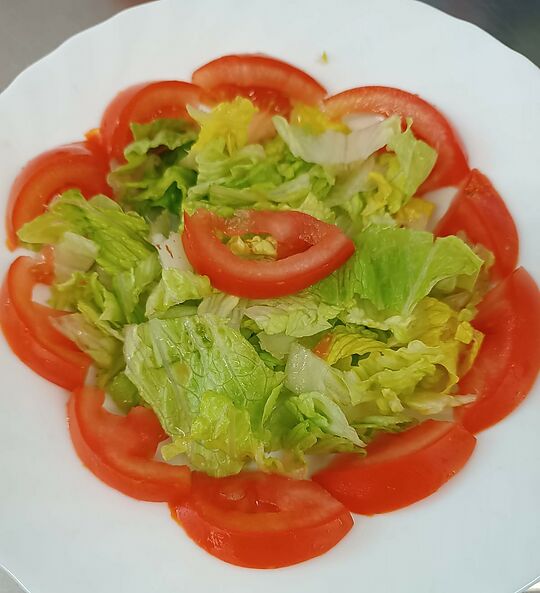 Ensalada de lechuga y tomate.